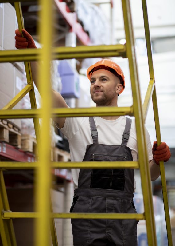 hombre-tiro-medio-escalera